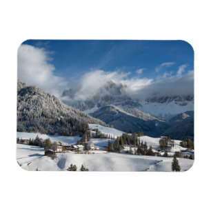 Kleines Dorf mit Dolomitbergen im Schnee Magnet