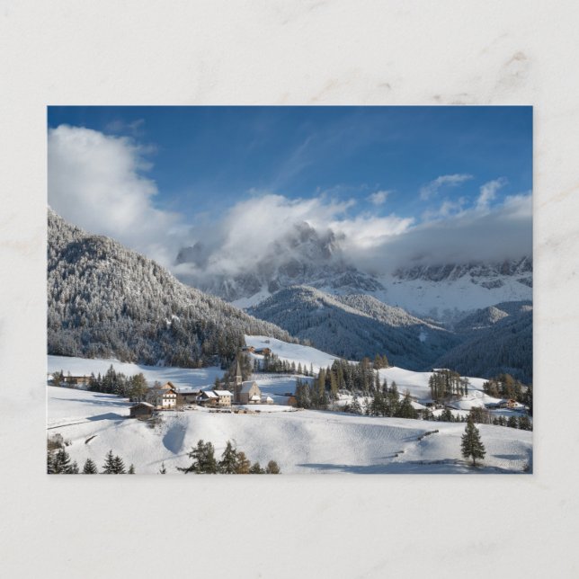 Kleines Dorf mit Dolomiten Bergen im Schnee Postkarte (Vorderseite)
