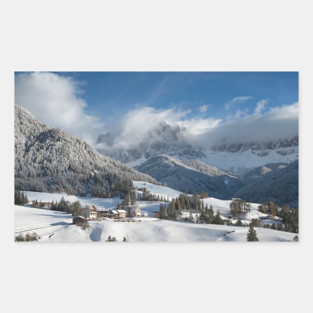 Kleines Dorf mit Dolomiten Bergen im Schnee Rechteckiger Aufkleber (Vorderseite)