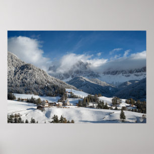 Kleines Dorf mit Dolomitenbergen im Schnee Poster