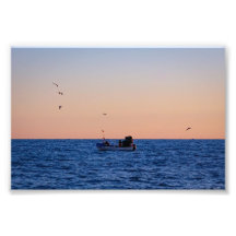 Kleines Fischerboot bei Sonnenuntergang in Portuga