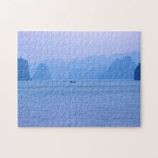 Kleines Fischerboot in Ha Long Bay - Vietnam, Asie (Horizontal)