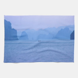 Kleines Fischerboot in Ha Long Bay - Vietnam, Asie Geschirrtuch