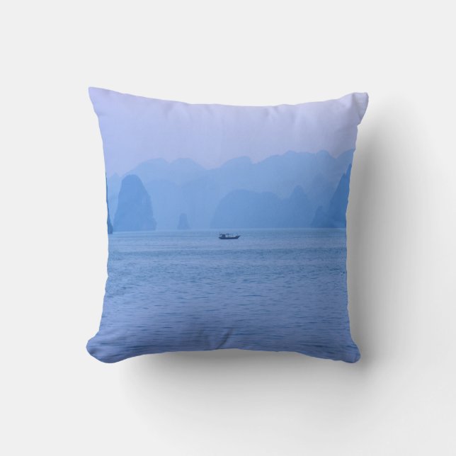 Kleines Fischerboot in Ha Long Bay - Vietnam, Asie Kissen (Vorderseite)