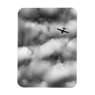 Kleines Flugzeug fliegt in bewölktem Himmel Foto Magnet