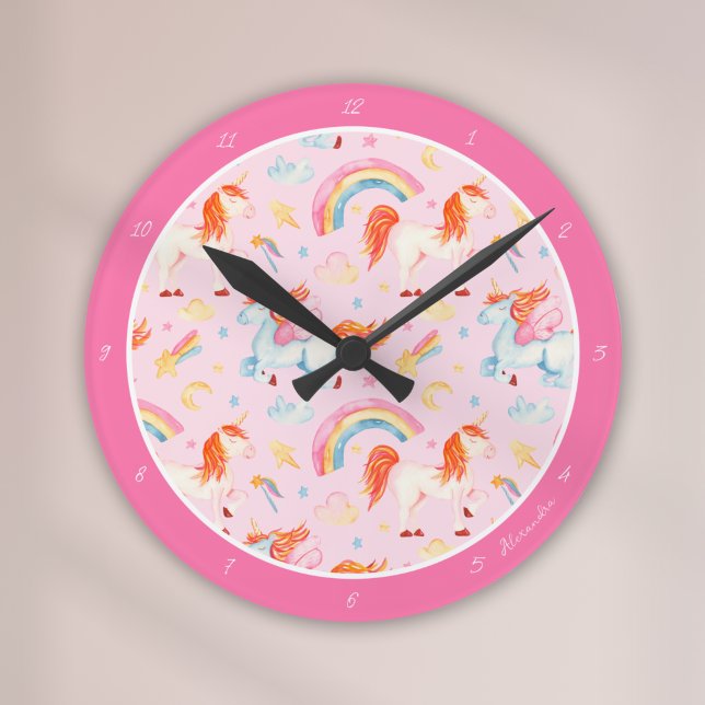Kleines Girl Pink Einhorn Muster mit Vorname Runde Wanduhr (Von Creator hochgeladen)