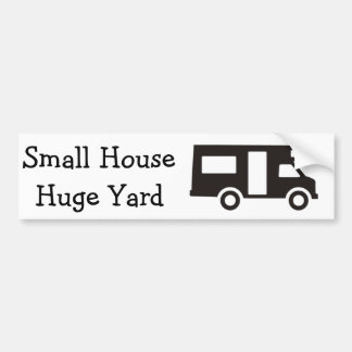 "Kleines Haus. Enormes Yard" Themed Autoaufkleber