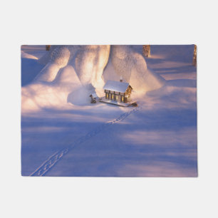Kleines Haus in der Schneeschuhtür Fußmatte