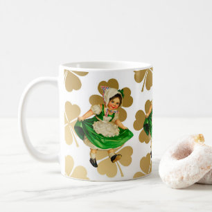 Kleines irisches Mädchen in den grünen Kleider-u. Kaffeetasse