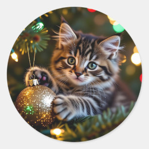 Kleines Kätzchen am Weihnachtsbaum   Runder Aufkleber