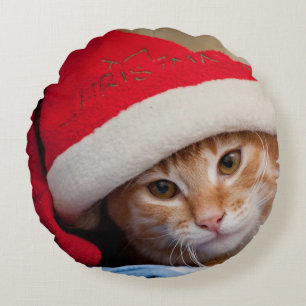 Kleines Kätzchen im roten Weihnachtshut Rundes Kissen
