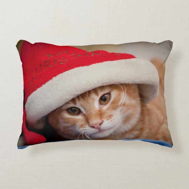 Kleines Kätzchen im roten Weihnachtshut Zierkissen (Vorderseite)