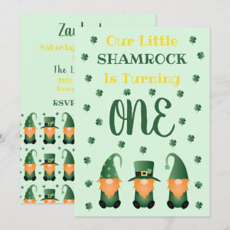 Kleines Kleeblatt, das ein Gnom umdreht Einladung