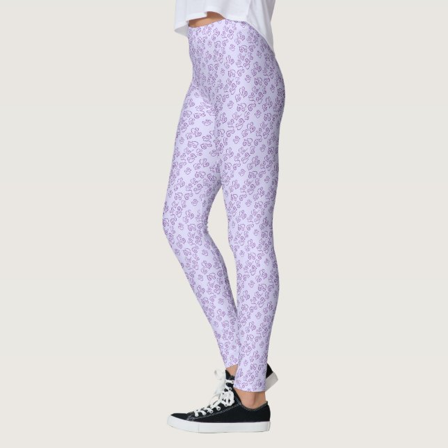 Kleines Lila Herzmuster über Pastel Lila Leggings (Links)