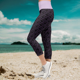 Kleines Lila Herzmuster über schwarzen Leggings