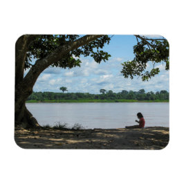 Kleines Mädchen am Amazonas-Fluss in Peru Magnet