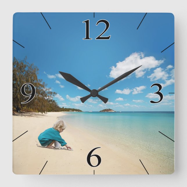 Kleines Mädchen am Strand mit Seashells Quadratische Wanduhr (Vorderseite)