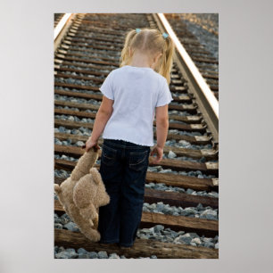 Kleines Mädchen auf Eisenbahnwegen Poster