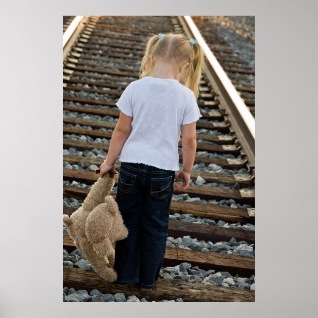 Kleines Mädchen auf Eisenbahnwegen Poster (Vorne)