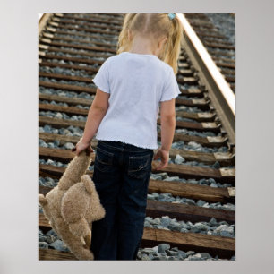 Kleines Mädchen auf Eisenbahnwegen Poster