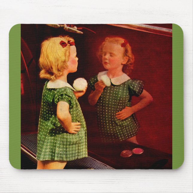 Kleines Mädchen der 30er Jahre, das in den Spiegel Mousepad (Vorne)