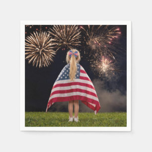 Kleines Mädchen in eine amerikanische Flagge gewic Serviette
