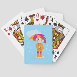 Kleines Mädchen in orangem Regenmantel mit rosa Re Spielkarten