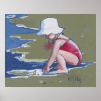Kleines Mädchen mit Hut am Strand mit Wellen