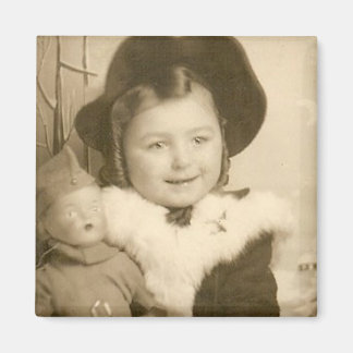 kleines Mädchen mit Puppenmagnet Magnet