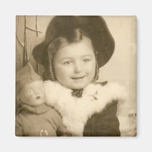 kleines Mädchen mit Puppenmagnet Magnet (Vorne)