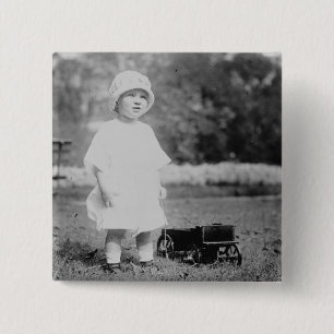 Kleines Mädchen mit Spielzeug-Lastwagen Button