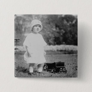 Kleines Mädchen mit Toy Wagon Button