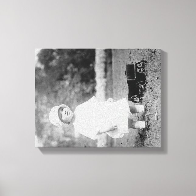 Kleines Mädchen mit Toy Wagon Foto Leinwanddruck (Vorderseite)