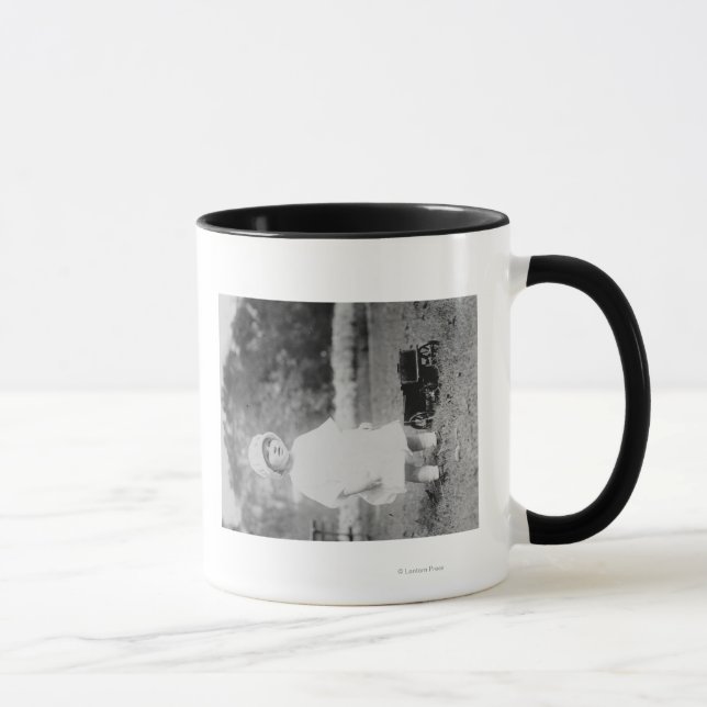 Kleines Mädchen mit Toy Wagon Foto Tasse (Rechts)