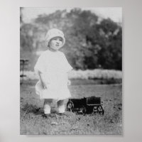 Kleines Mädchen mit Toy Wagon