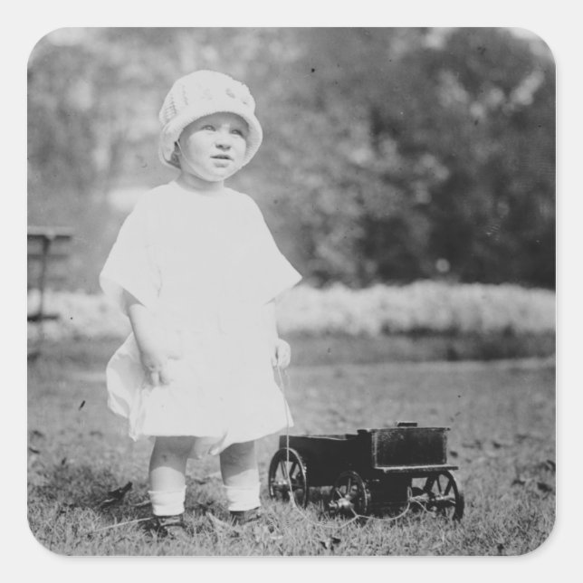 Kleines Mädchen mit Toy Wagon Quadratischer Aufkleber (Vorderseite)