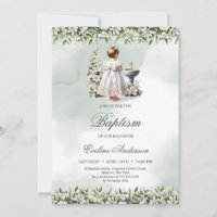 Kleines Mädchen mit weißem Kleid Gold Kreuz Taufe