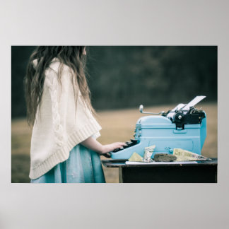 Kleines Mädchen tippt eine Geschichte Poster