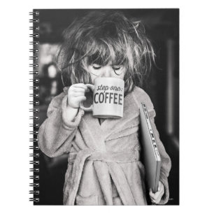 Kleines Mädchen trinkt Kaffee Notizblock