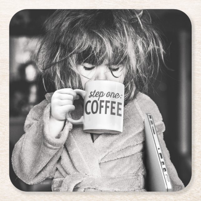 Kleines Mädchen trinkt Kaffee Rechteckiger Pappuntersetzer (Vorderseite)