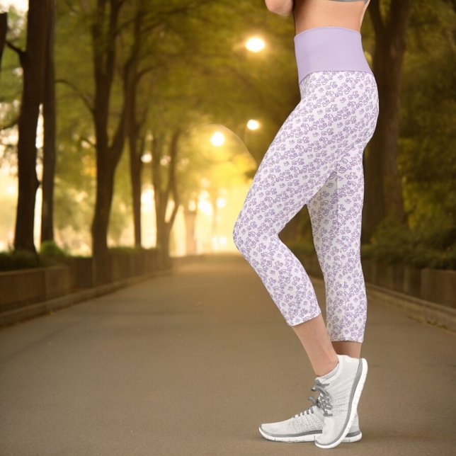 Kleines, miteinander verbundene Lila Herzmuster üb Capri Leggings (lavender linked heart capri leggings)