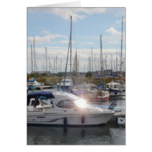 Kleines Motorboot, das die Sonne fängt