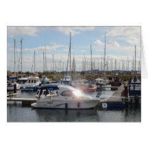 Kleines Motorboot, das die Sonne fängt