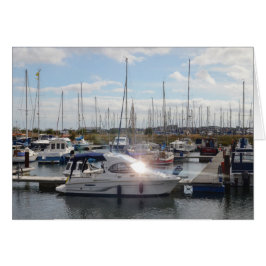 Kleines Motorboot, das die Sonne fängt