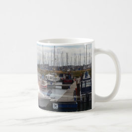 Kleines Motorboot, das die Sonne fängt Kaffeetasse