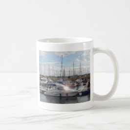 Kleines Motorboot, das die Sonne fängt Kaffeetasse