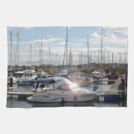 Kleines Motorboot, das die Sonne fängt Küchentuch