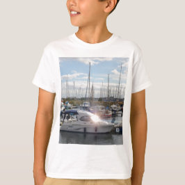 Kleines Motorboot, das die Sonne fängt T-Shirt