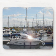 Kleines Motorboot, das The Sun fängt