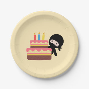 Kleines Ninja hinter Geburtstags-Kuchen-Gelb Pappteller